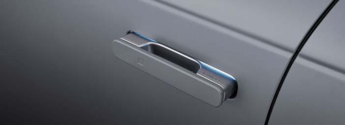 Close_up_white_hyundai_door_handle_close_up.jpg